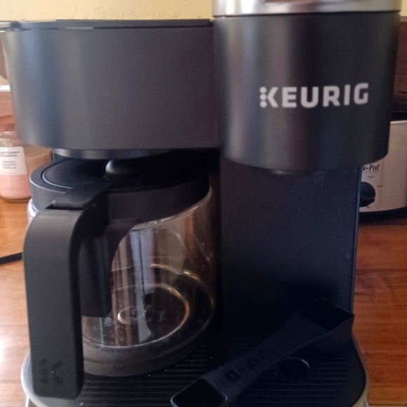 KEURIG coffee maker with carafe and K-pod double feature(Last one) - Picture 2 of 9